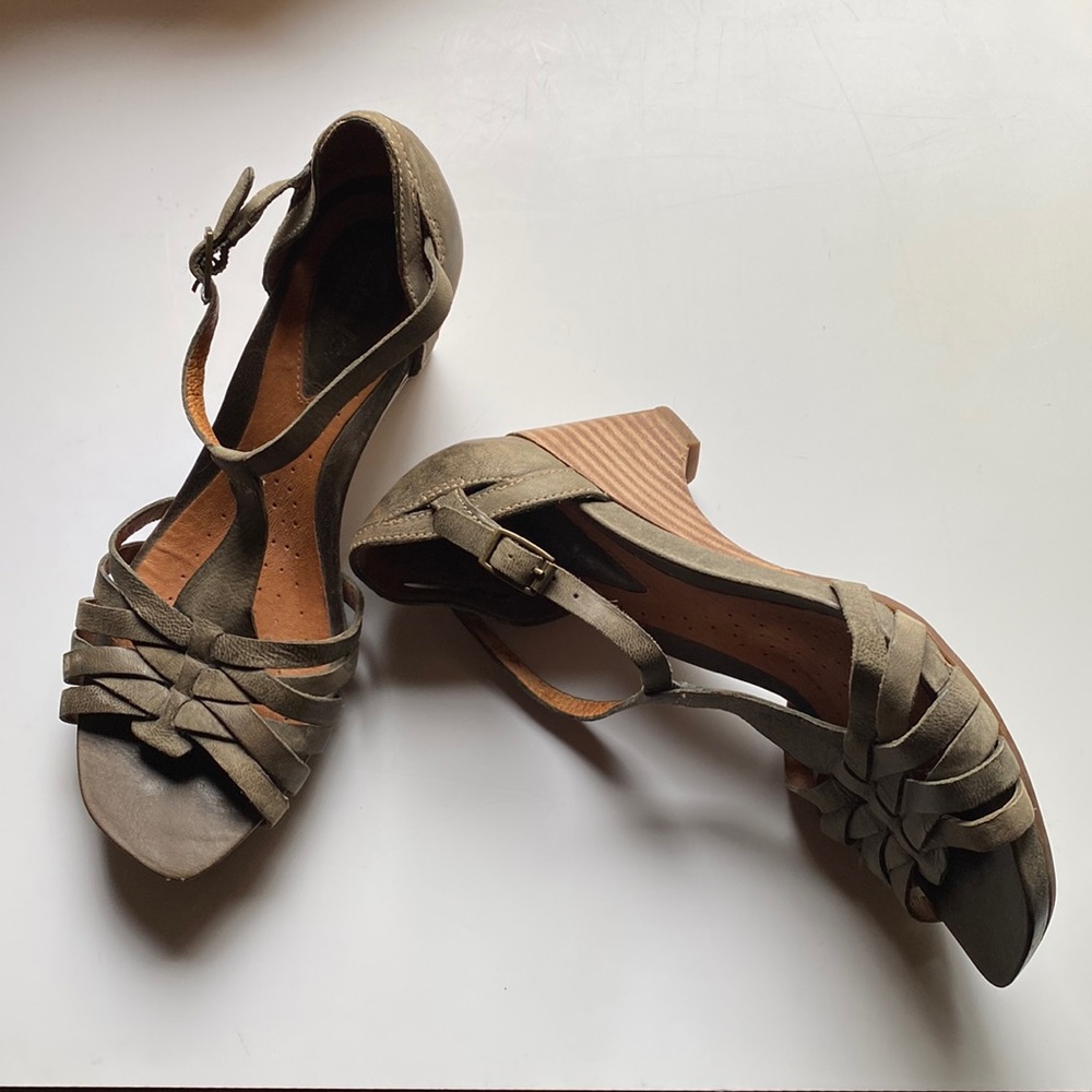 Clarks sandals 5.5 olive green